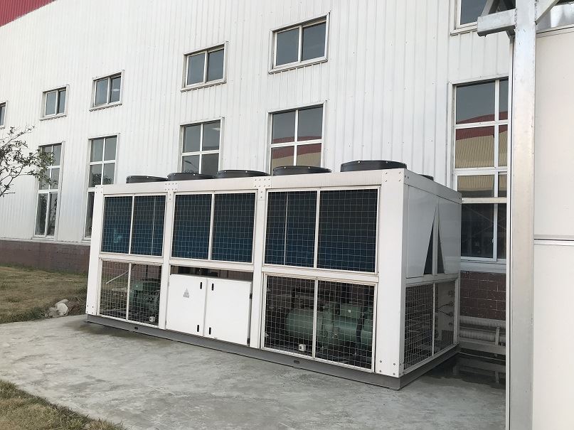 Pompe à chaleur à air utilisée pour l'atelier de la société de transport ferr...